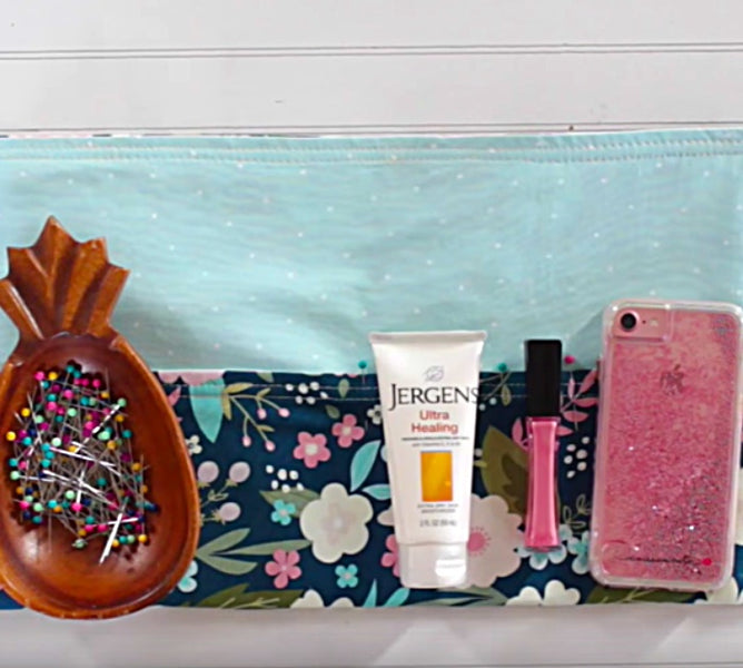 I found this ingenious project on Youtube just in time! Because I had just found 6 placemats at a garage sale and I had gotten a new bag for Chrismas and I was on a pretty tight budget and really wanted to keep the cost down as much as possible, but...